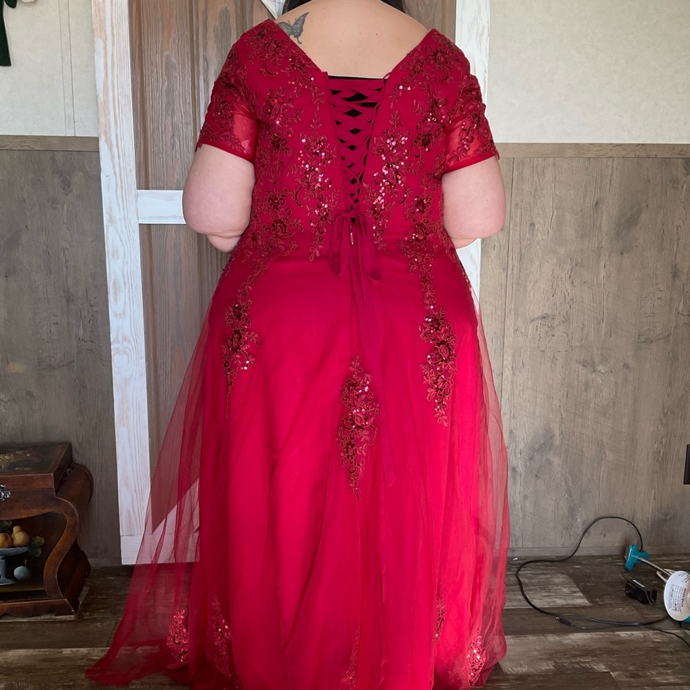 Elegant Red Lace Evening Gown With Corset Back. Beautiful beading. Size 20W - Picture 6 of 7